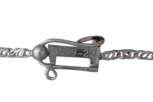 zilveren armband gemaakt met letters N en i met trouwdatum